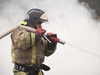 Черный дым над районом: в Химках потушили пожар в гаражном кооперативе