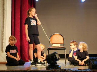 Руководитель театральной студии в Солнечногорске учит детей внутренней свободе на сцене