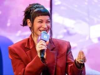 «Выдержала дресс-код»: Ида Галич посмеялась над свадебными нарядами SHAMAN и Мизулиной