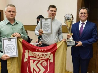 За яркую победу: глава Богородского округа вручил благодарность тренеру ФК «Красное Знамя»