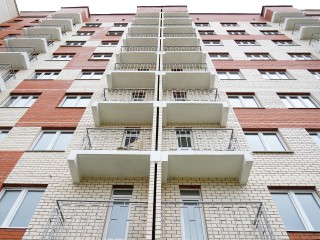 Белый пакет и номер 246: кто и зачем пронумеровал окно в многоэтажке в Дрожжине