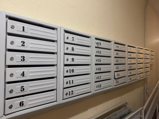 В подъезде Апрелевской многоэтажки отремонтировали стены, двери и почтовые ящики