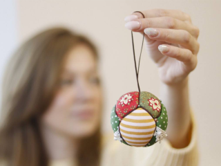 Новогодние шары в японской технике кимекоми сделали гости мастер-класса «Перезагрузки»