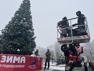 На центральной площади Шаховской готовят елку к праздникам