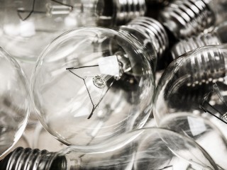 Лампочки, батарейки и доски запрещено выбрасывать в мусорные баки: какие штрафы грозят нарушителям