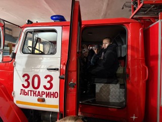 Детям бойцов СВО рассказали о пожарных машинах и показали костюмы спасателей