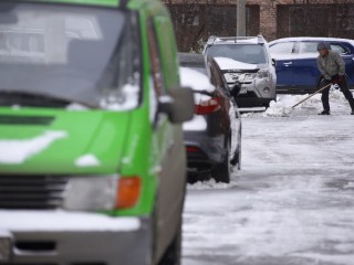 В метеосводке мокрый снег и гололед: как пережить непогоду в Подмосковье, не превращая поездку в аттракцион