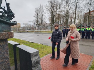 В Солнечногорске почтили память десяти сотрудников полиции, погибших при исполнении служебного долга