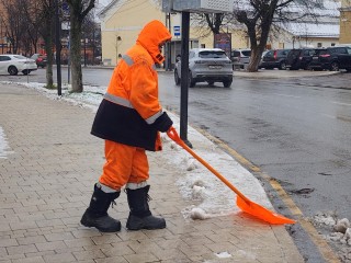 Коммунальщики Звенигорода рассказали, почему соль — лучший реагент против наледи