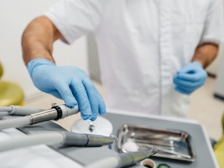 Экономия с последствиями: к чему приводит самостоятельная установка пломб и виниров