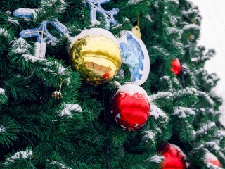 На центральной площади Кубинки монтируют праздничную елку и иллюминацию