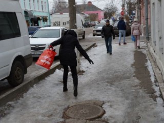 Как превратить скользкие ботинки в «якоря»: два гениальных способа не упасть в гололед этой зимой