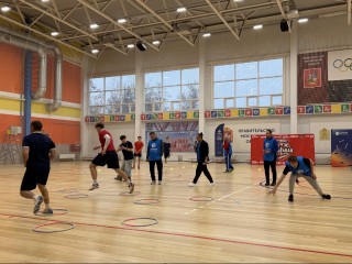 «Тот самый физрук»: как учитель и старшеклассник из Подмосковья могут выиграть ₽150 тыс. на спортинвентарь, соревнуясь в ГТО