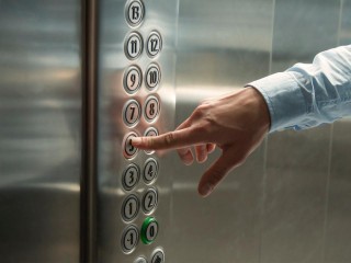 Помощь приехала быстро: лифт с пассажиром сорвался с 13 этажа на юго-западе Москвы