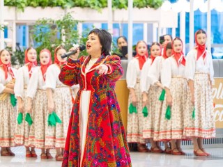 Танцы и песни звучали в аэропорту «Домодедово» в честь праздника