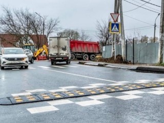 Чтобы не гоняли: где в Подмосковье дорожники отремонтировали лежачий полицейских