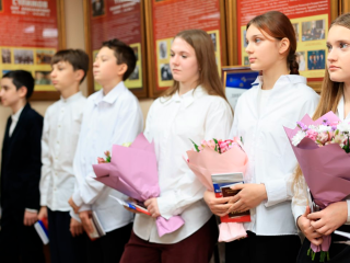 Школьники получили первые паспорта из рук главы города