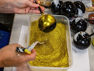 Купола Лавры на елке и снеговики из лампочек: зимняя магия своими руками