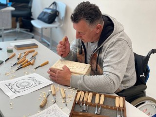 Прикованный к инвалидной коляске волоколамец делает шедевры из дерева