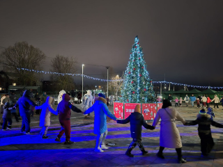 Елка, резиденция и почта Деда Мороза: парк «Ривьера» открывает зимний сезон и зовет на праздник