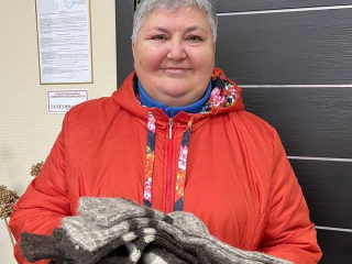 В «Горнице мастериц» вяжут носки под берцы для военнослужащих в зоне СВО