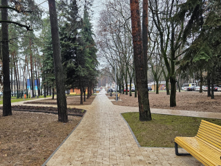 Качели, фонари и клумбы: как преобразился сквер у станции «Отдых»