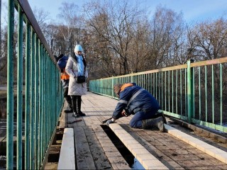 «Переход снова безопасен»: деревянный мост через реку Сестру отремонтировали в Клину по просьбе жителей