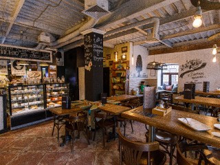 Выгнали из кофе после того, как зашел погреться? Юрист объяснил, как получить компенсацию