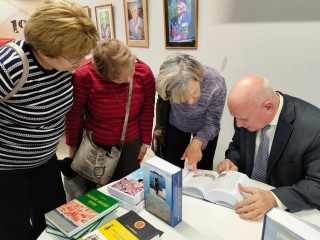 Презентация книги о боевых традициях и учебе военных моряков состоялась в городской библиотеке