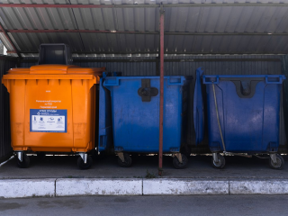 Установкой полусфер в мкр. Южный предотвратят парковку у контейнерной площадки