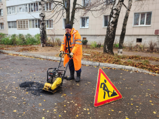 Специалисты восстановили асфальт во дворе на улице Советской