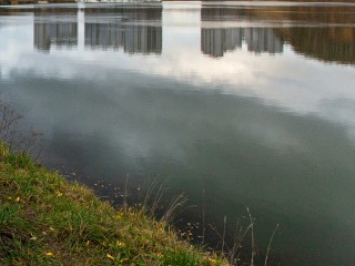 Озеро в Клину окрасилось в уникальный цвет