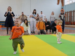 День матери в Ступине отметили соревнованиями ползунков и бегунков