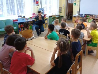 Супергерой с «чутким носом»: ступинские инспекторы МЧС провели занятие для малышей