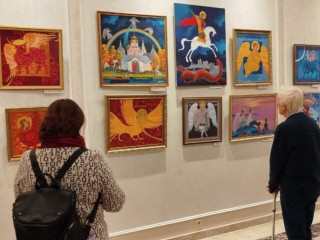 Полотна, которые дарят радость: выставка педагога талдомского колледжа искусств будет работать до 7 декабря