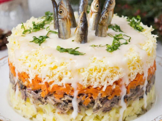 Чтобы муж сказал «ты волшебница»: секреты салата «Рыбки в пруду», который выглядит как шедевр