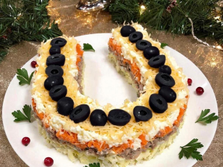 Салат, который принесет удачу в Новом году: «Подкова» — готовится просто, а выглядит как талисман