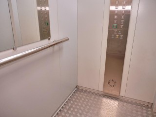 Рухнуло метровое стекло: инвалид-колясочник успел избежать трагедии в лифте в Балашихе