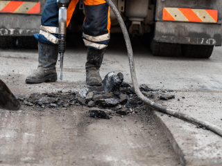 На дорогах Домодедова снова меняются правила игры: где уже заделали ямы и как узнать, когда дойдет очередь до вашей улицы?