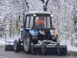 Последствия ночного снегопада в Звенигороде устраняют 38 единиц техники