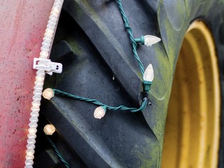 Уборка с огоньком: трактор в новогодней иллюминации выехал на улицы Реутова