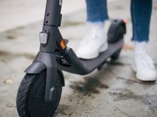 В Люберцах ищут девушку, похитившую самокат из подъезда многоэтажки