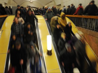 Сбой в метро: на Серпуховско-Тимирязевской линии остановились эскалаторы