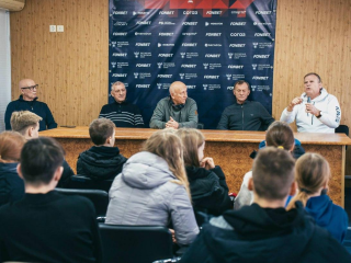 Легенды хоккея с мячом встретились с молодыми спортсменами из Красногорска