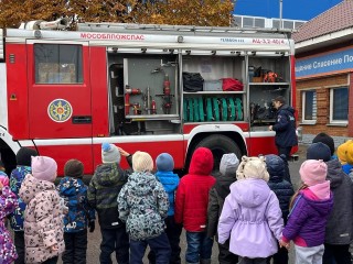 Маленькие герои дня: дети из «Заряночки» в пожарной части