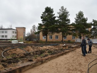 Строительство набирает обороты: когда жители Кировского смогут прогуляться по новому скверу и заняться спортом на свежем воздухе