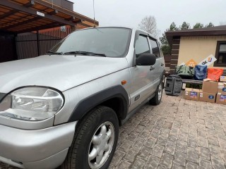 Отечественный автомобиль подарили участнику СВО из Красноармейска для выполнения боевых задач