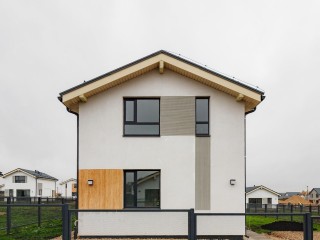 Минимализм, свет и комфорт: в Истре сдали 14 коттеджей с видом на будущее. Что ждет новоселов?