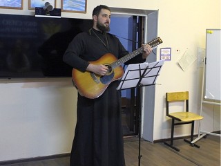 Священник-бард выступил с сольным концертом в СИЗО Коломны