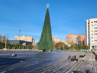 Лед, елка и праздничное настроение: каток на площади «Мир» скоро откроется в Истре